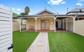 Super House, Super Host